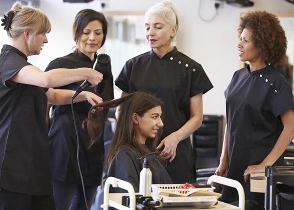 مزایا و معایب کلاسهای آنلاین آرایشگری