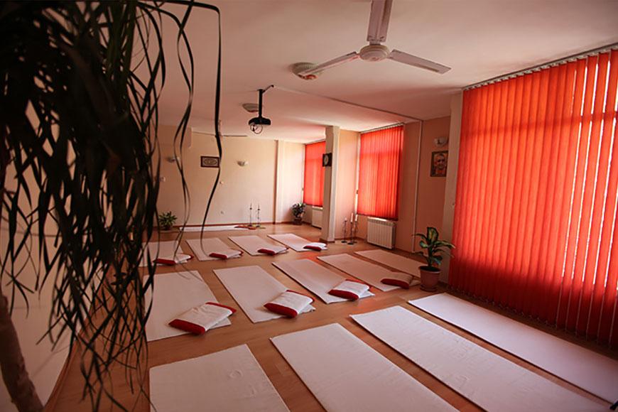 دریافت مجوزها برای تاسیس باشگاه یوگا.