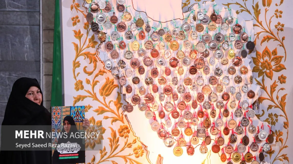 مدال‌هایی به رسم وفاداری؛ اهدای بیش از ۲۰۰ نشان به رهبر انقلاب +فیلم